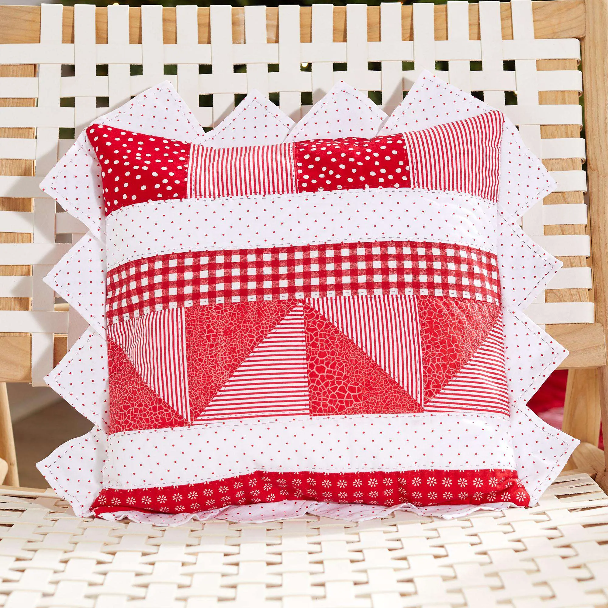 Coats & Clark Sewing Patchwork Magic Holiday Pillow